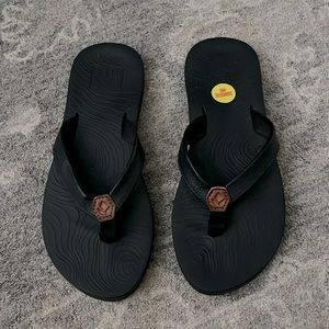 Reefs women’s zen love black sandal size 6 never worn